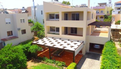 Επιβλητική κατοικία με θέα στη θάλασσα
