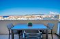 Balcon avec vue sur la mer et la ville